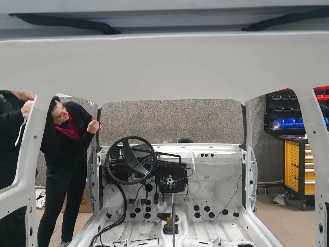 Wymieniona podsufitka w samochodzie po naprawie