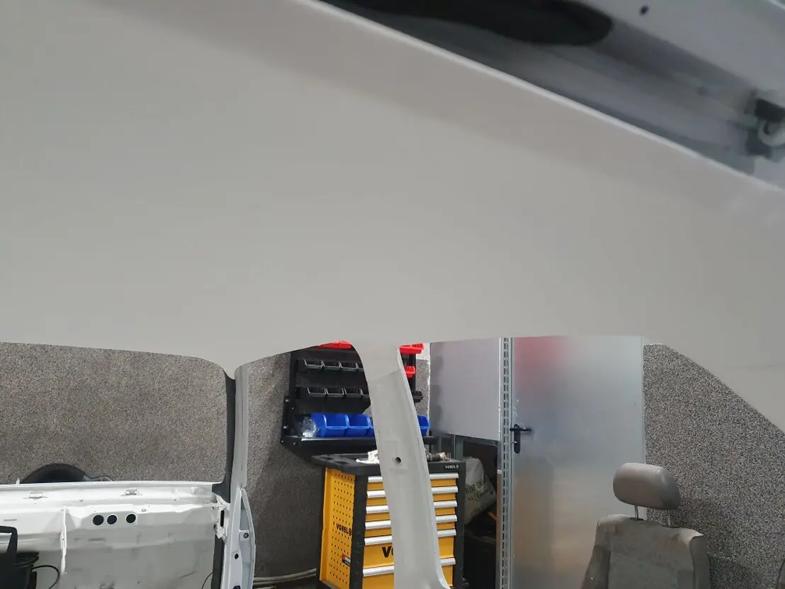 Podsufitka samochodu po profesjonalnej naprawie