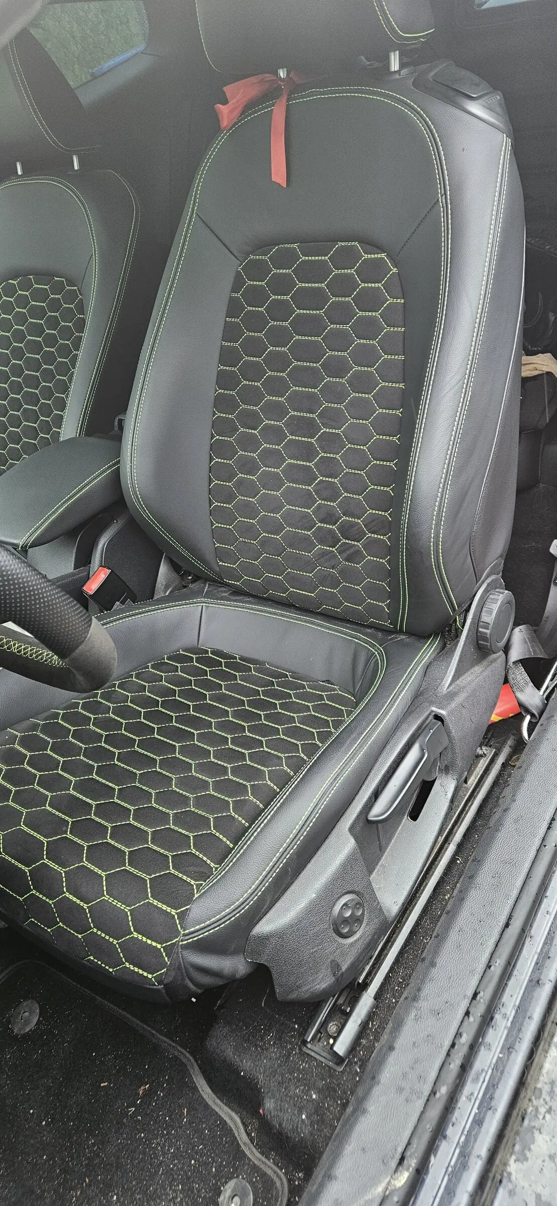 Maszyna do szycia wykonująca dekoracyjne przeszycia tapicerki