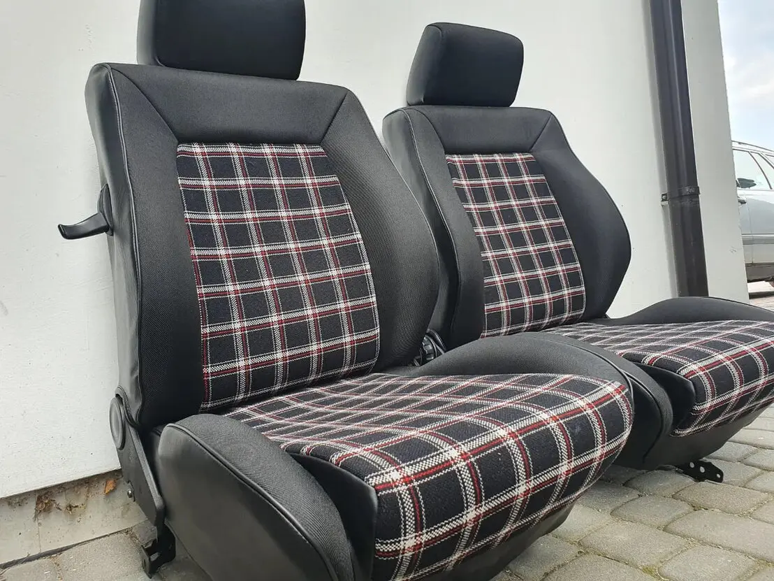 Nowoczesne fotele samochodowe po renowacji tapicerki