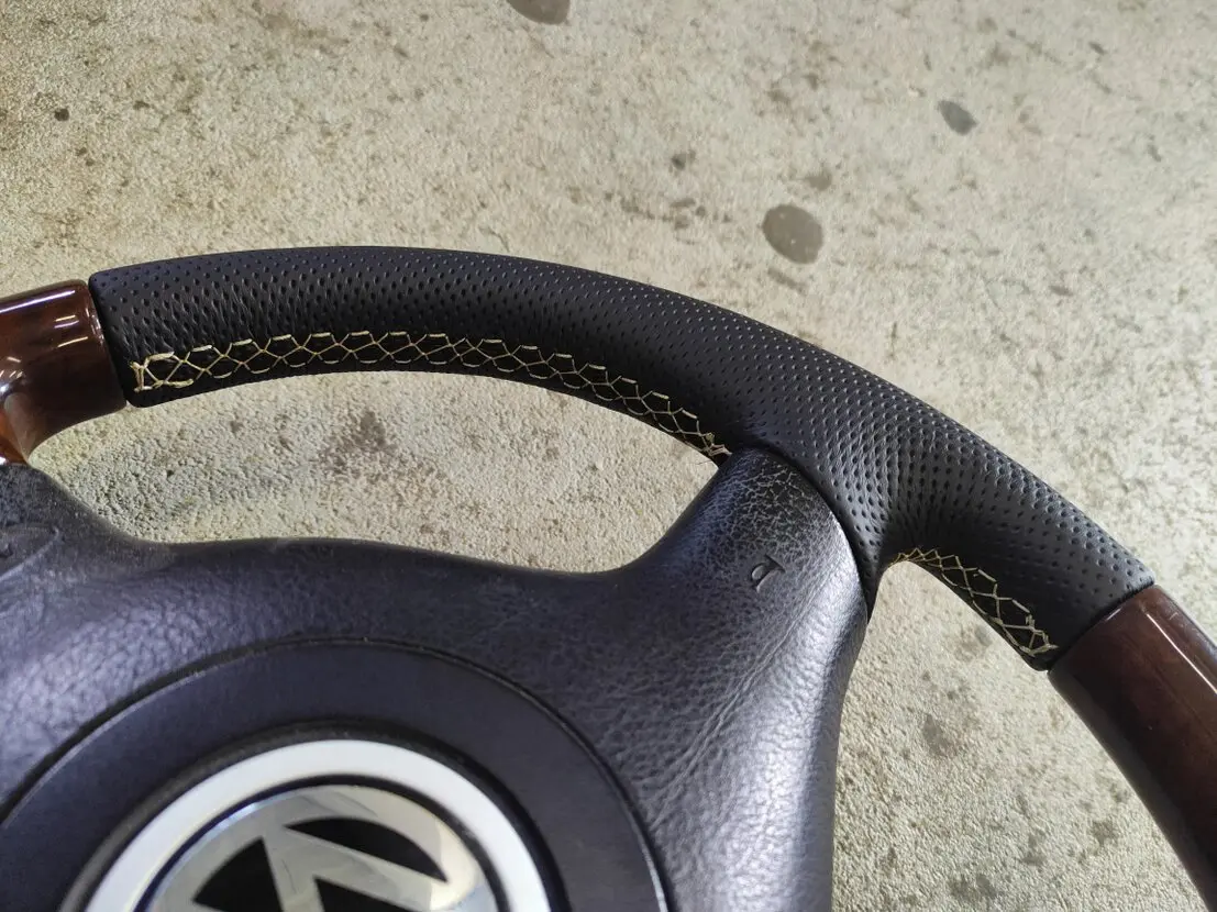 Detal perforowanej skóry na kierownicy