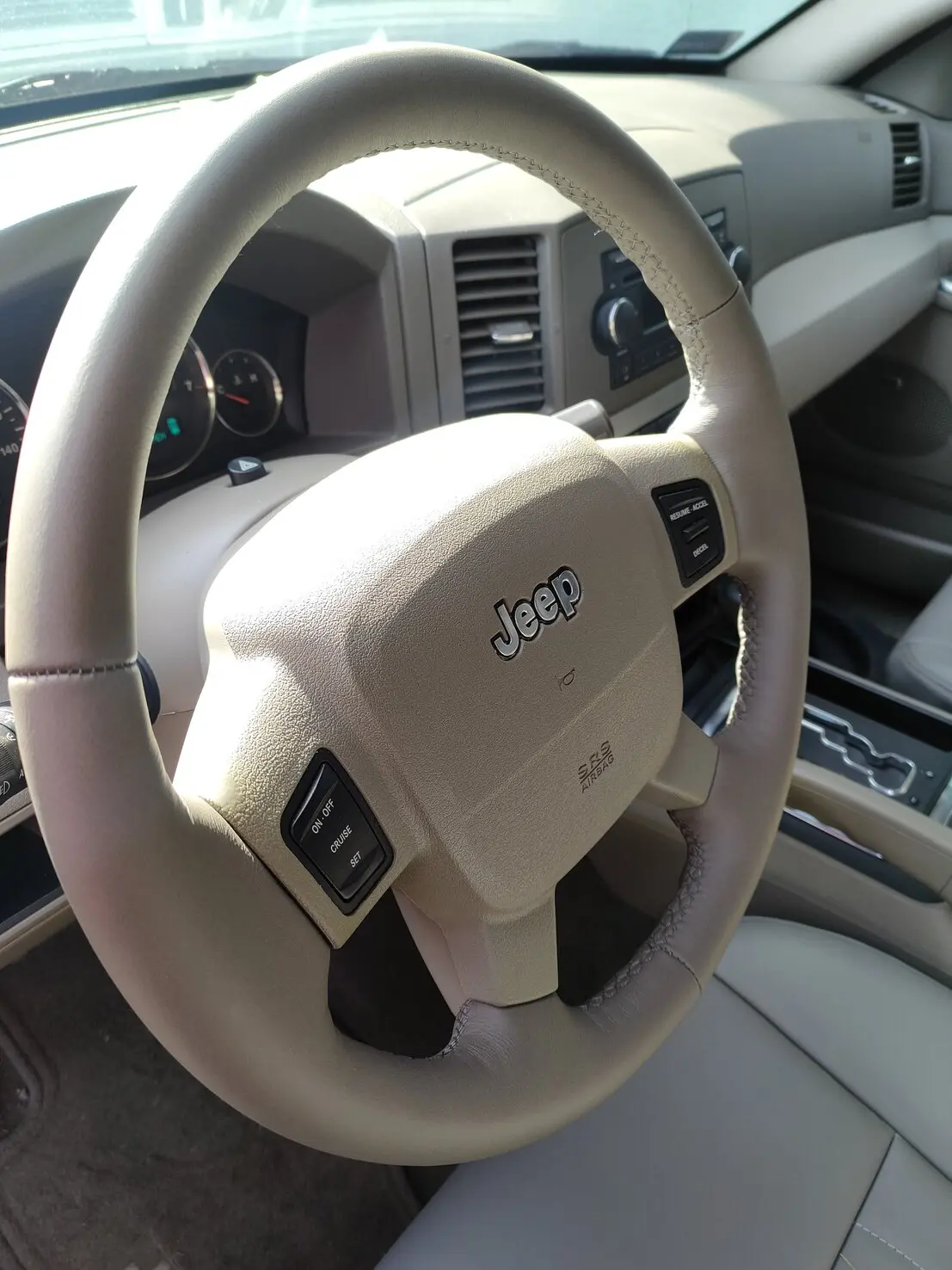 Kierownica obszyta gładką skórą w klasycznym samochodzie