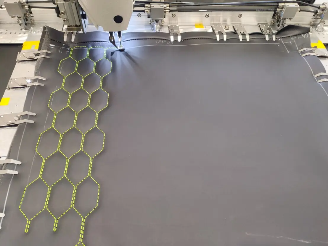 Dekoracyjne przeszycia na skórzanej tapicerce wykonane maszyną CNC