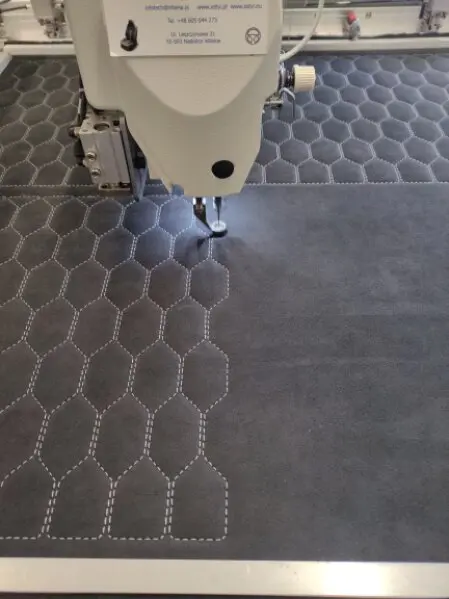 Dekoracyjne przeszycie typu diamond na fotelu samochodowym