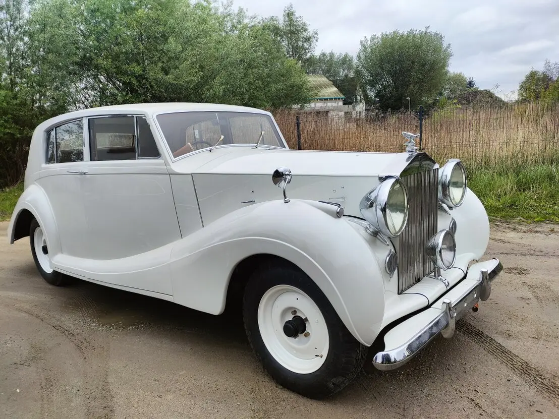 Wnętrze klasycznego auta po renowacji tapicerki