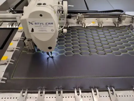 Zbliżenie na wyszywany na fotelu samochodowym wzór CNC